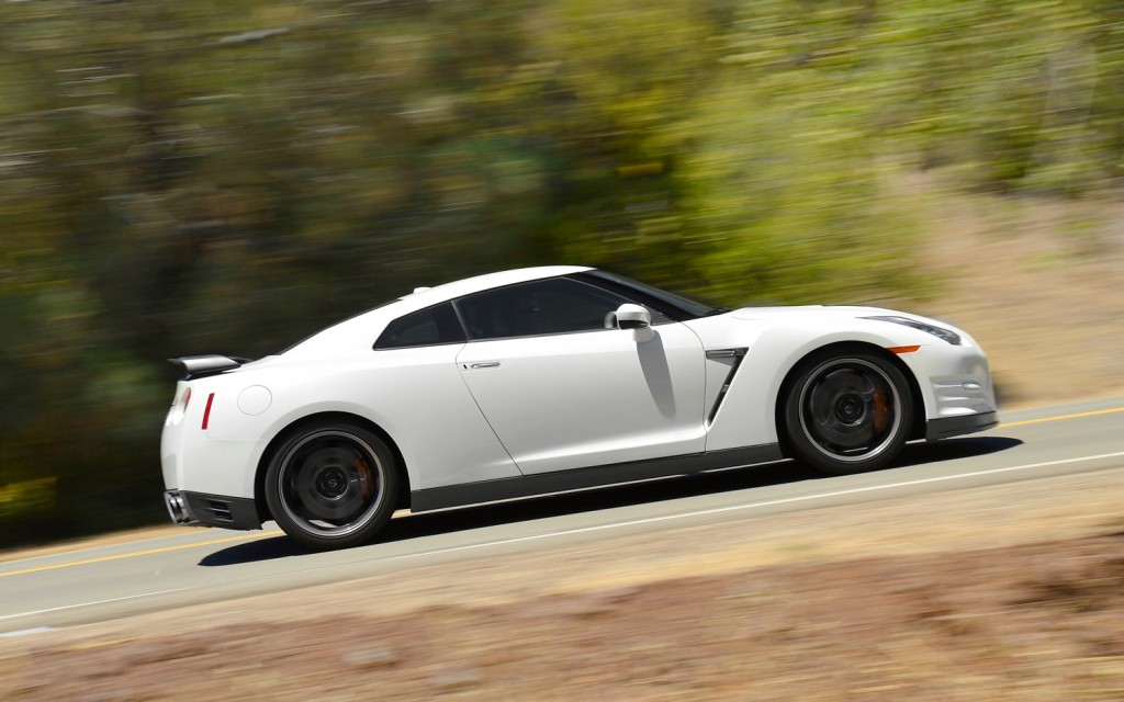 2013-Nissan-GT-R-Black-Edition-side-in-motion