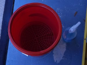 wash bucket with grit guard