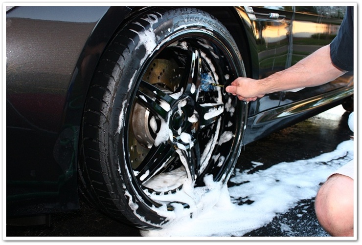 Cleaning BMW M6 calipers with Mini E-Z Detail Brush
