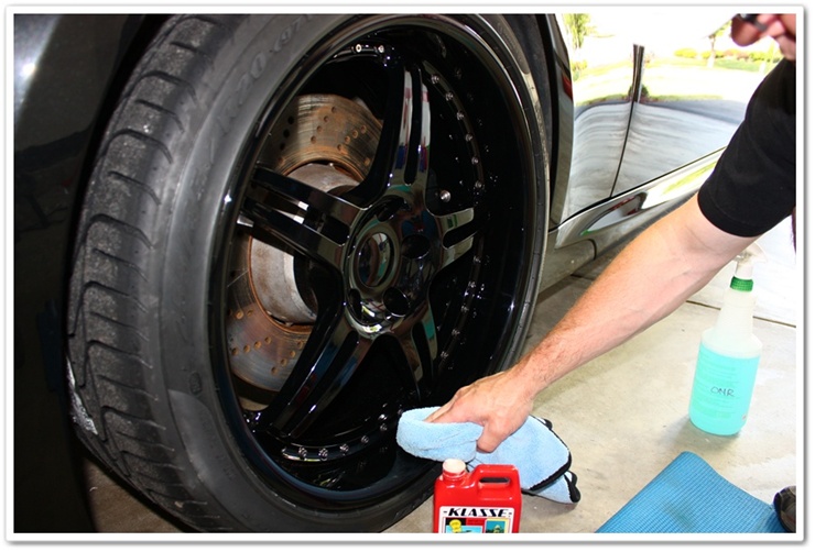 Polishing HRE wheels on a BMW M6 with Klasse All In One