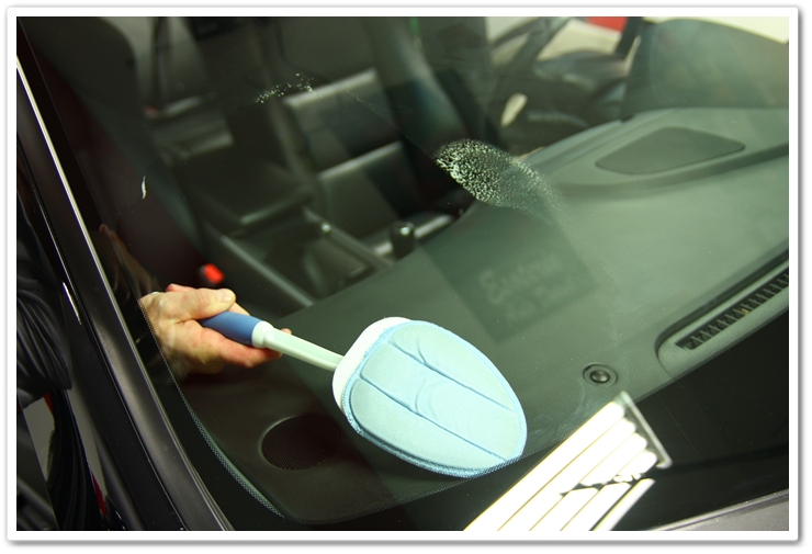 DI Easy Reach Mop used to clean the corners of windshield with Stoner Invisible Glass